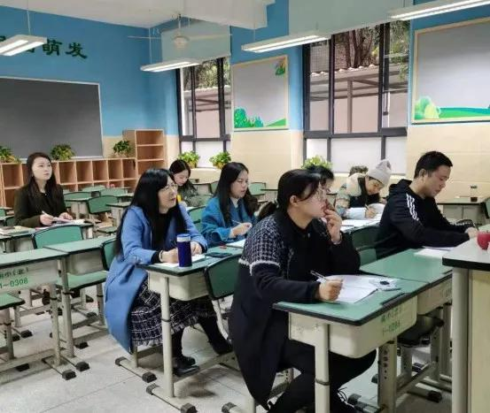 天府新区南湖小学开展语文统编教材解读培训活动