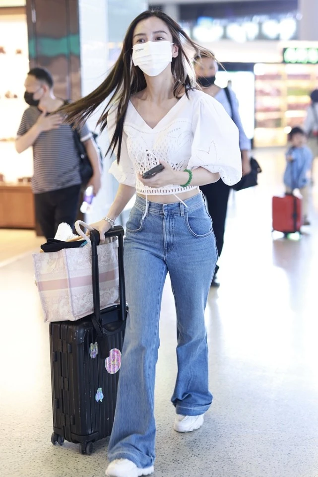 黄晓明带儿子现身潮爸范十足，小海绵坐拉杆箱可爱满分，长腿抢镜