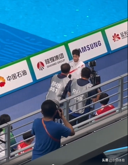 慈父！全红婵央视采访何威仪全程陪伴，送记者小红签名照为她铺路