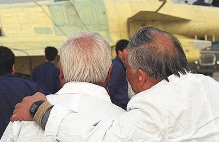 中国军工最闪亮的C位：那个穿背心的男人是谁？