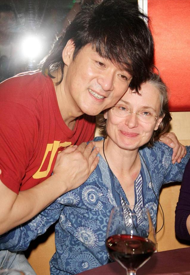 周華健罕見和美國妻子同框，61歲妻子頭髮花白，夫妻同框似母子