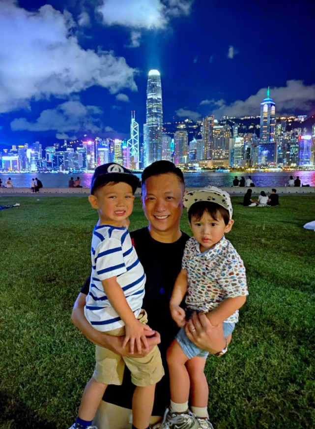 胡杏儿老公大秀爸爸力，老婆视角下一手抱一娃，奕霆假笑模样萌翻