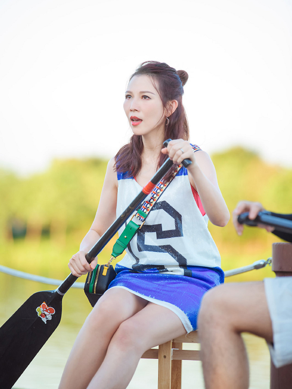 47岁蔡少芬越来越有女人味，与老公穿情侣装太撩了！谁能不羡慕