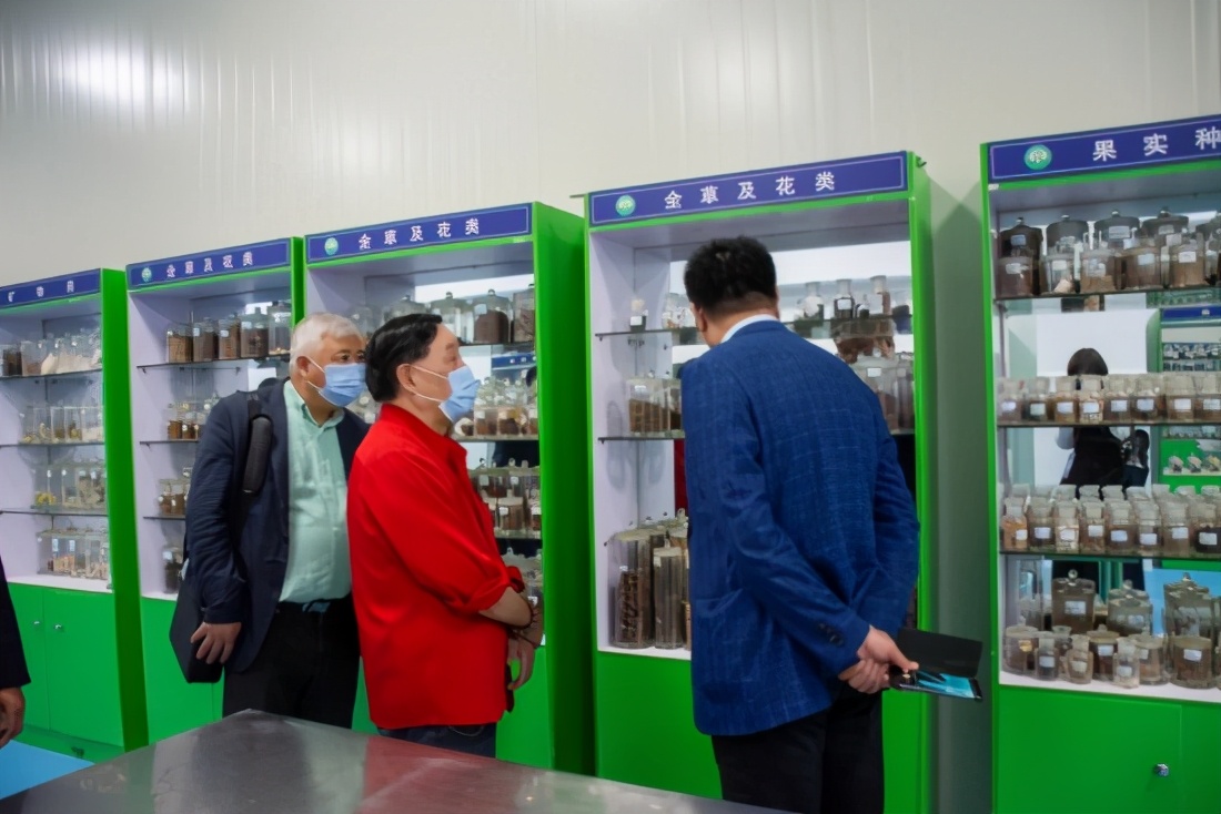 著名抗衰老专家程谦才一行莅临湖南医药中专指导讲学