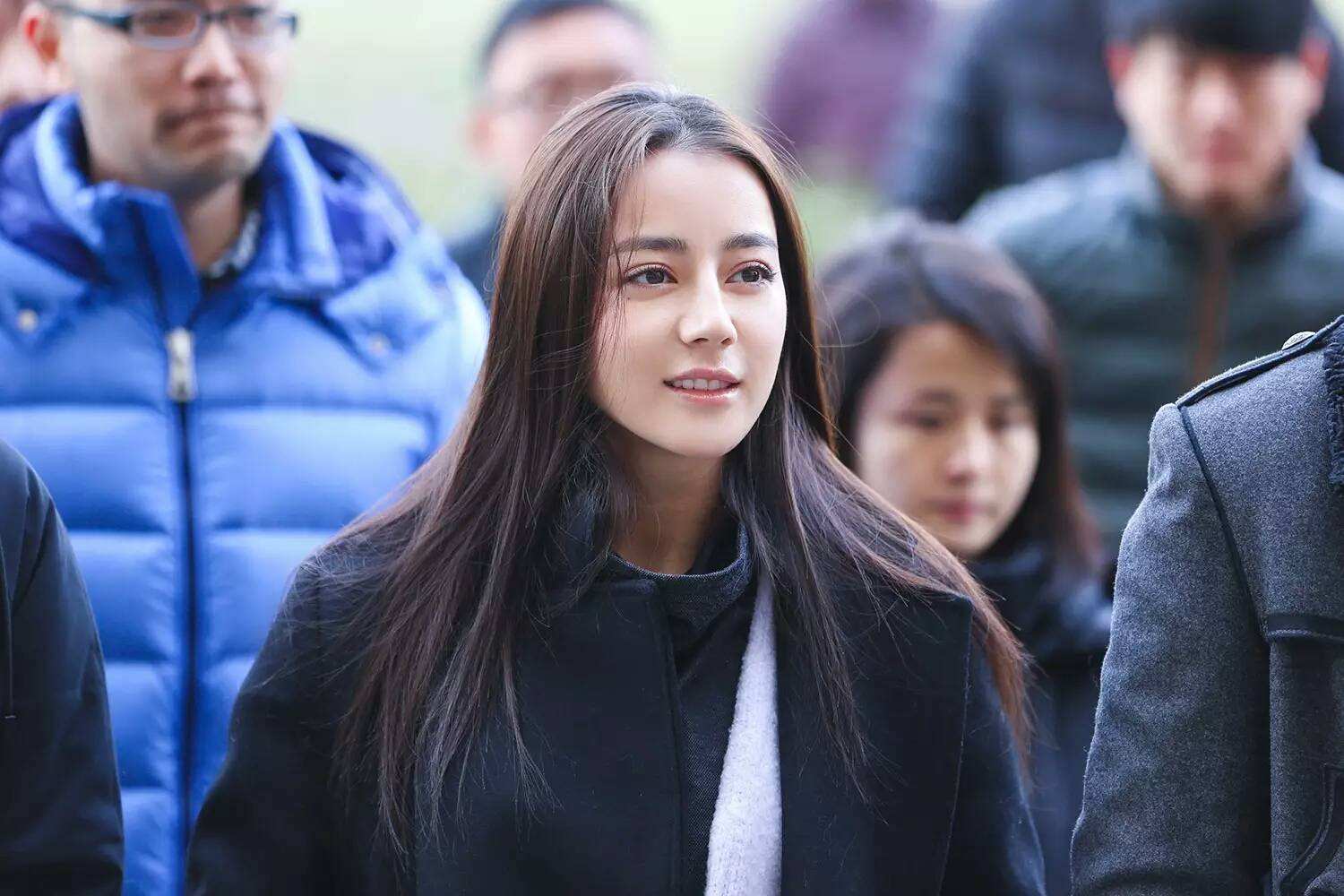 迪丽热巴“素颜憔悴”现身医院，拍戏录综艺连轴转，身体亮红灯