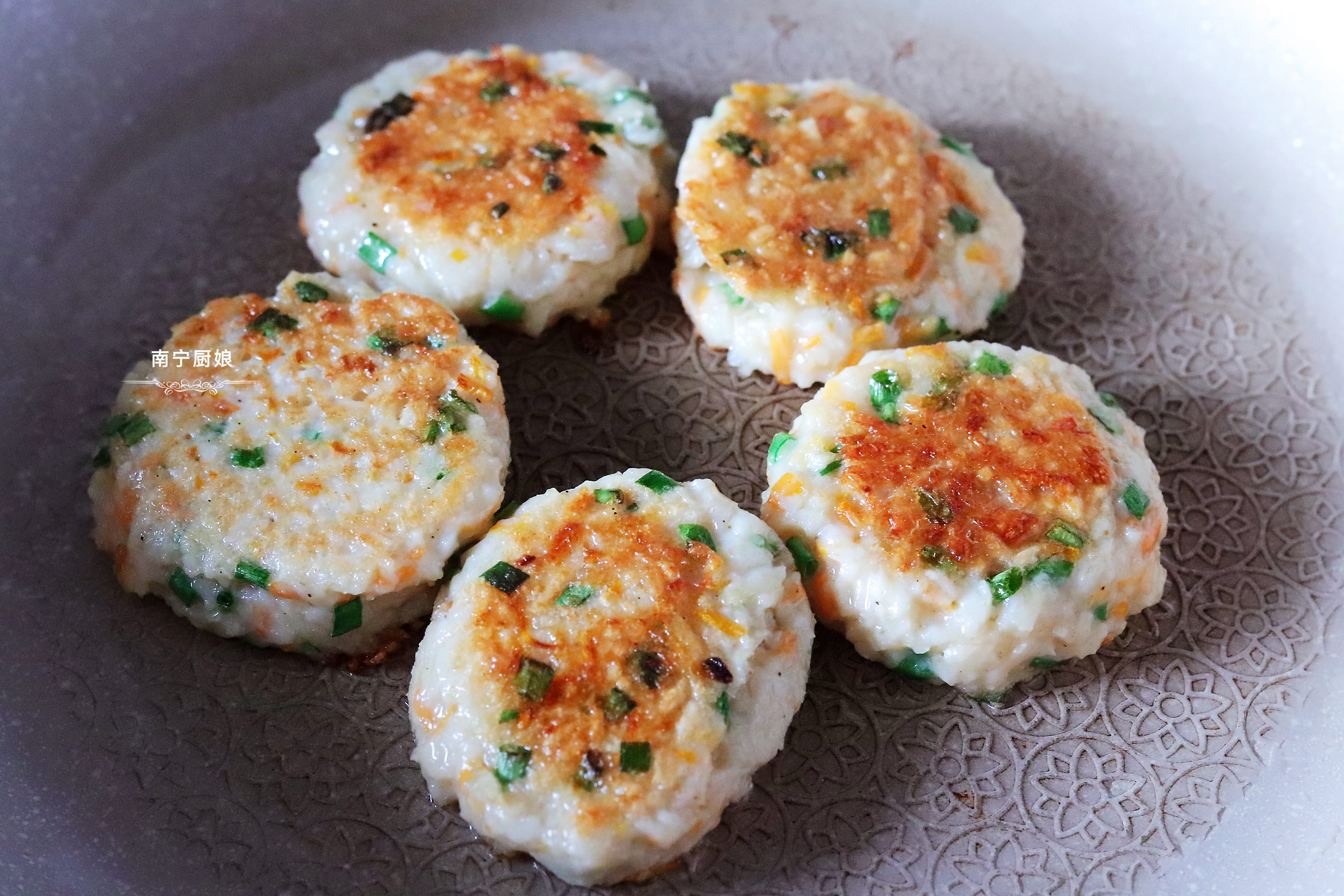 莲藕的最新吃法，不炖不炒，加入鸡蛋面粉拌一拌，出锅家人抢着吃