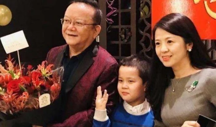 70岁王刚生活不易，妻子一月花上百万，和儿子相