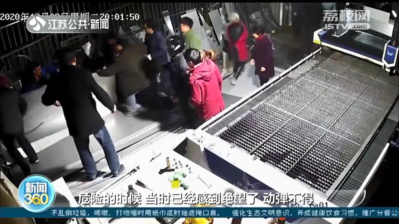 兴化：母子被压在4吨重钢板下 村主任喊来众村民合力救人