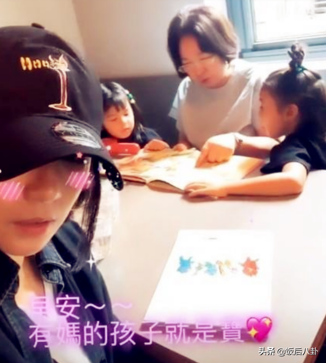 梧桐妹晒全家福，咘咘做鬼脸表情搞怪，波妞门牙掉了笑得很可爱