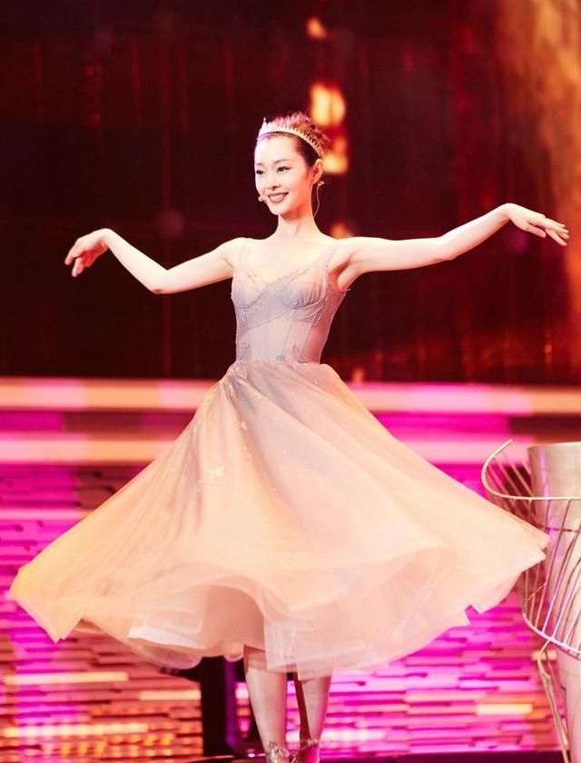 她腰围比雷佳音头还小，今穿V领轻纱裙戴皇冠，31岁美成小公主