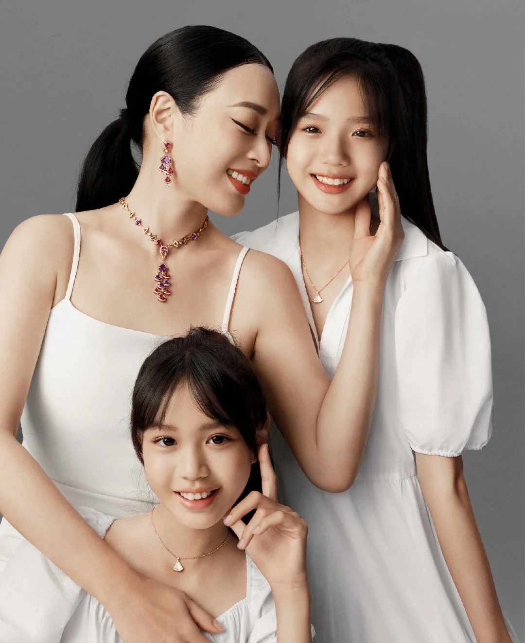 钟丽缇携女儿拍写真，姐妹俩越来越像双胞胎，母女三人似闺蜜