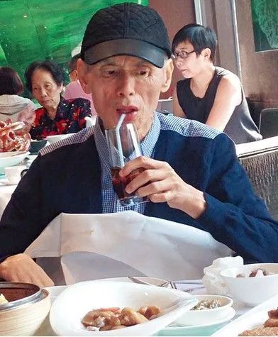 65岁刘家辉最新近照，重拾年轻长胖不少，中风十
