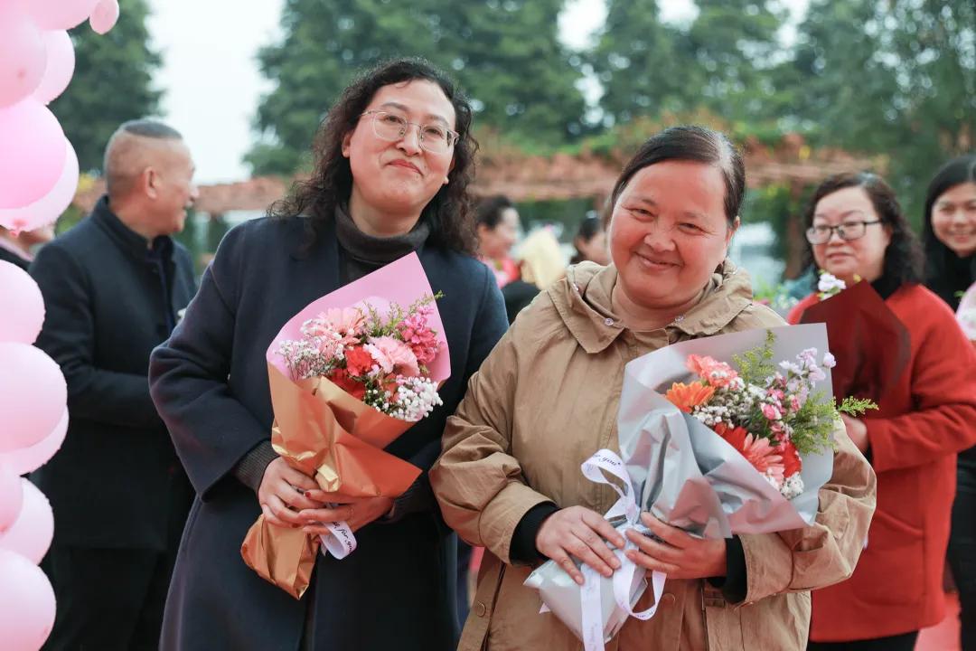 老师，您笑起来真好看——记双流区金桥小学“三八”妇女节活动