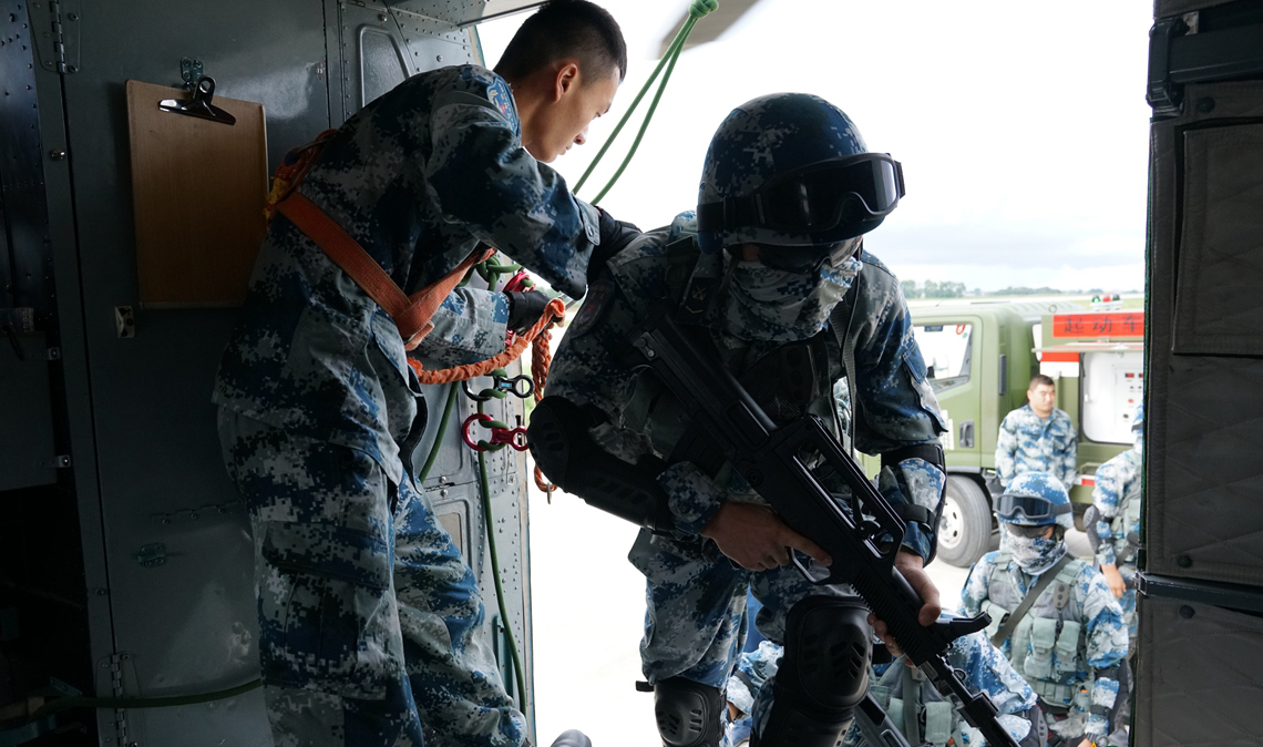 中国“空中突击部队”全新作战方式燃爆了，一小时可横渡对面海峡