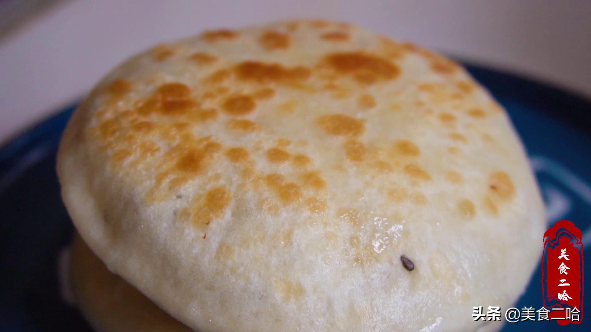 People in Shandong really know how to make sugar cakes, so they just splash the flour with boiling water. The sugar cakes are puffy and soft and delicious.