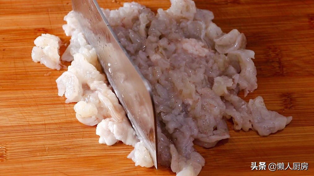 豆腐皮别只会烧汤，配上虾仁和莲藕，做成这道小吃，口感很丰富