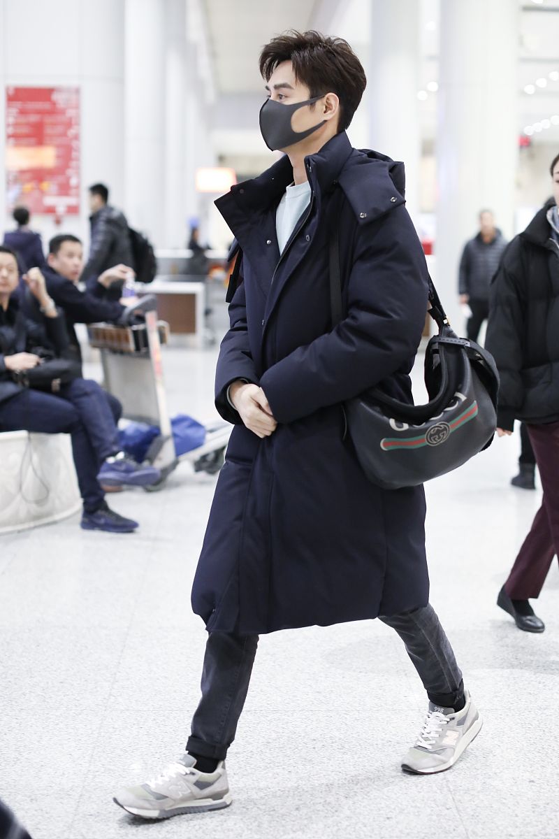 王凯机场散发男性荷尔蒙，长款黑色羽绒服帅气满满