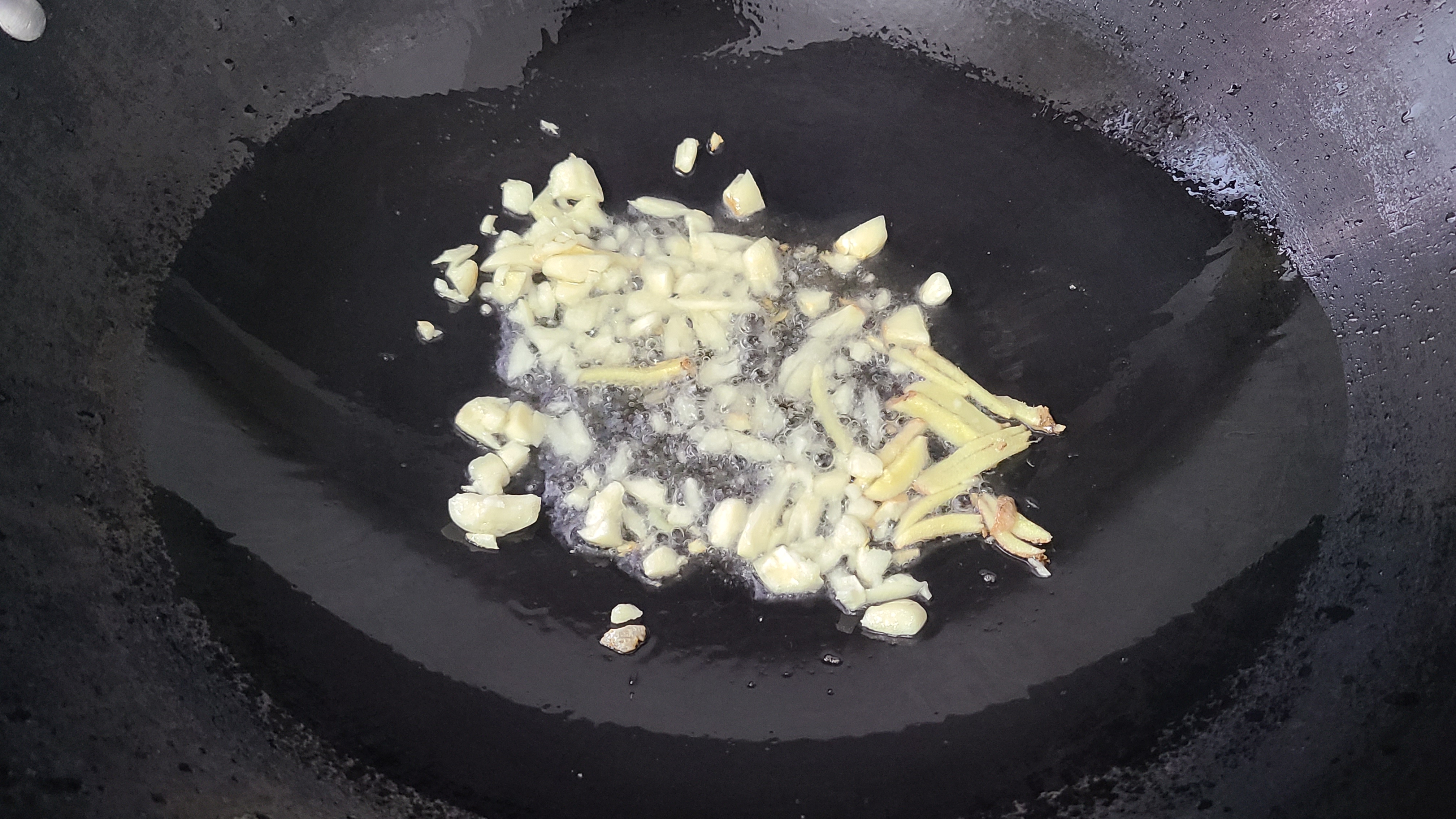 椒盐鱿鱼，是我家经常吃的一道美味家常菜，10分钟就能做好