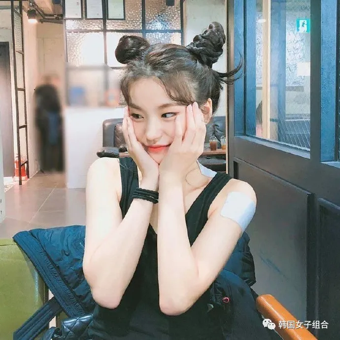 各种梳起来的发型都尝试了的女团爱豆,为努力工作的头皮应援