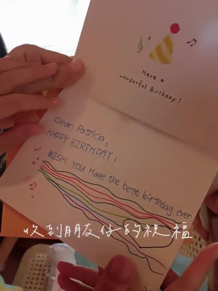 黎姿为双胞胎女儿庆祝11岁生日，左拥右抱超幸福，派对简单朴素