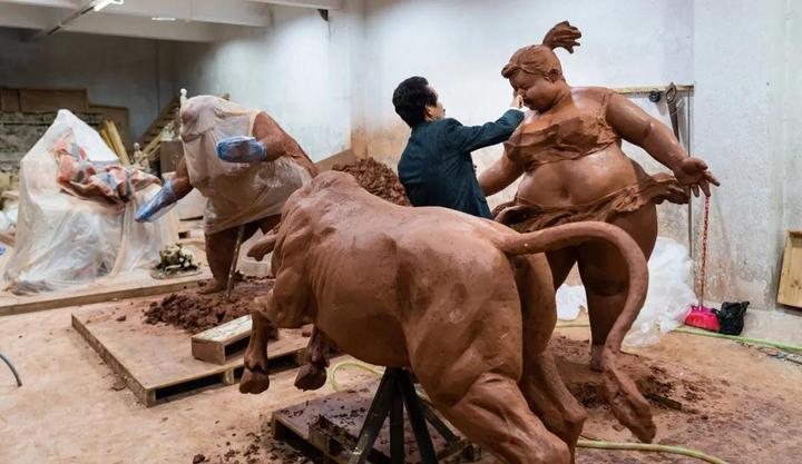“肥女斗牛”泥稿放大，为西班牙而作