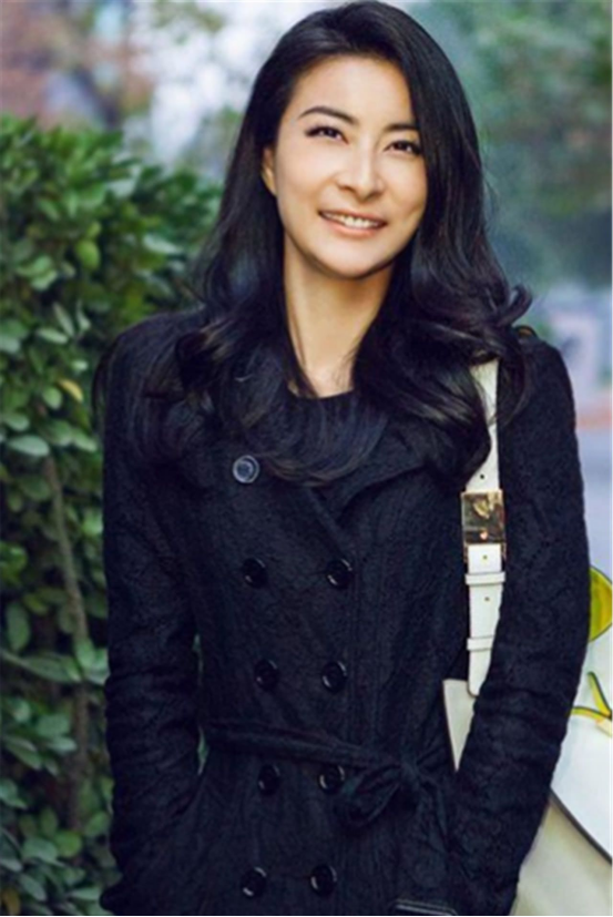 郭晶晶仍然有一颗童心，比心与俩奥运冠军合影，画面真挺治愈的