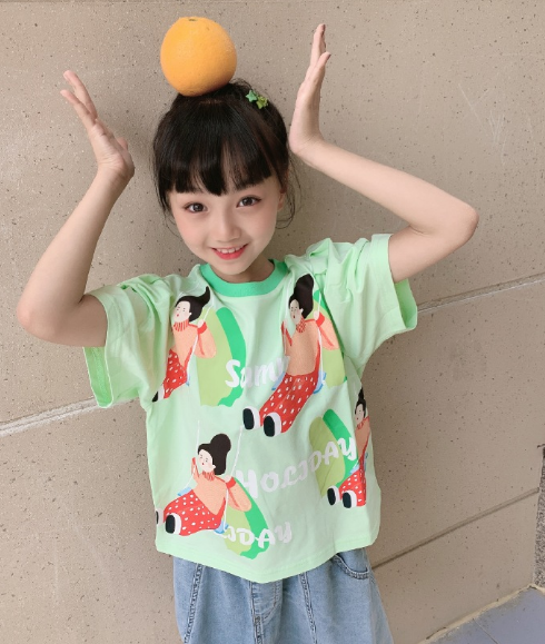 小山竹长大了，小时候的娃娃脸变成瓜子脸，美得让人认不出来了