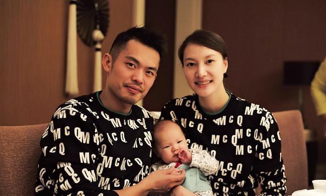 林丹携儿子为太太谢杏芳庆生，惊喜礼物曝光，夫妻恩爱甜蜜合影