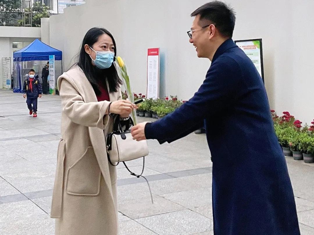 成都市华阳中学附属小学举行“三八妇女节”庆祝活动