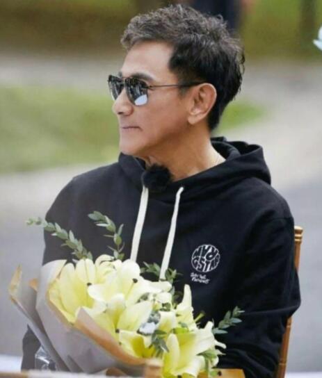 吴尊71岁爸爸VS林志颖71岁妈妈：让人不敢置信，谎报年龄了吧？