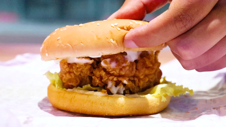 Can pull silk, can shed juice! Lu city Jing shows Aoteman thematic hamburger inn! Adjoining child is greedy cried