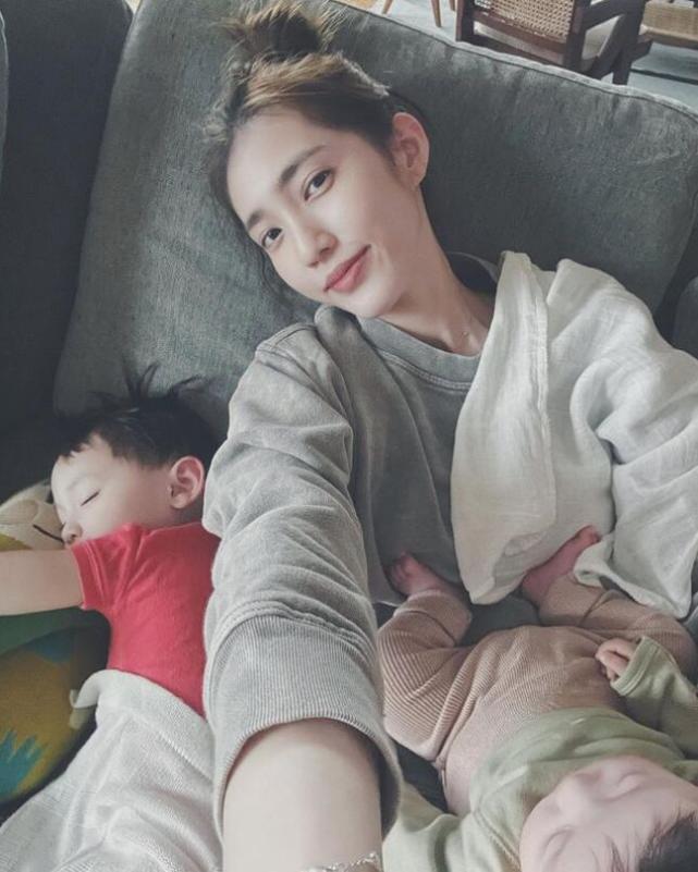 余文樂首曬一家四口合照，半歲女兒正面照曝光，妹妹小臉傲嬌可愛