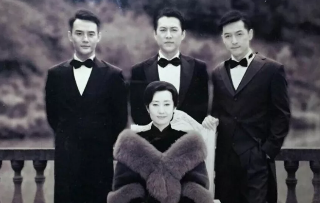 刘敏涛现身苍蝇小馆，被偷拍疑似黑脸，素颜被