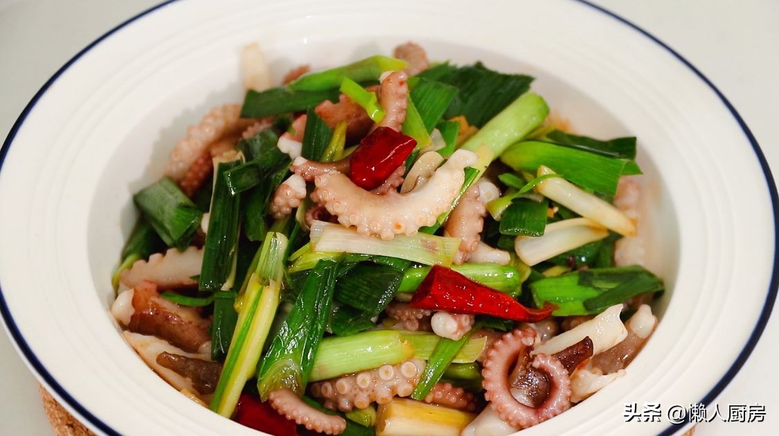 這是爆炒八爪魚的做法，水沸焯水就錯了，教你一招，吃起來不老