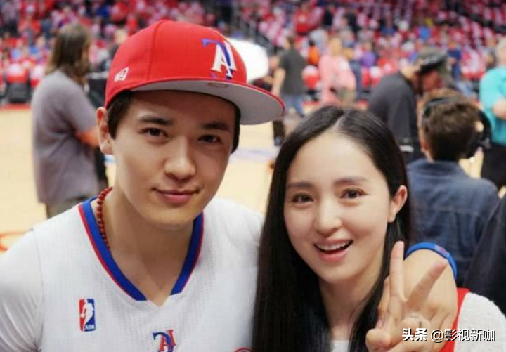 Dong Xuan takes child to enjoy spring! 4 years old of small dimple are planted the tree has a model to have kind, distinctive temperament goes out fully between forehead