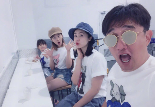 黄磊4岁儿子正脸首曝光！一脸呆萌留着寸头，穿破洞裤打扮潮流