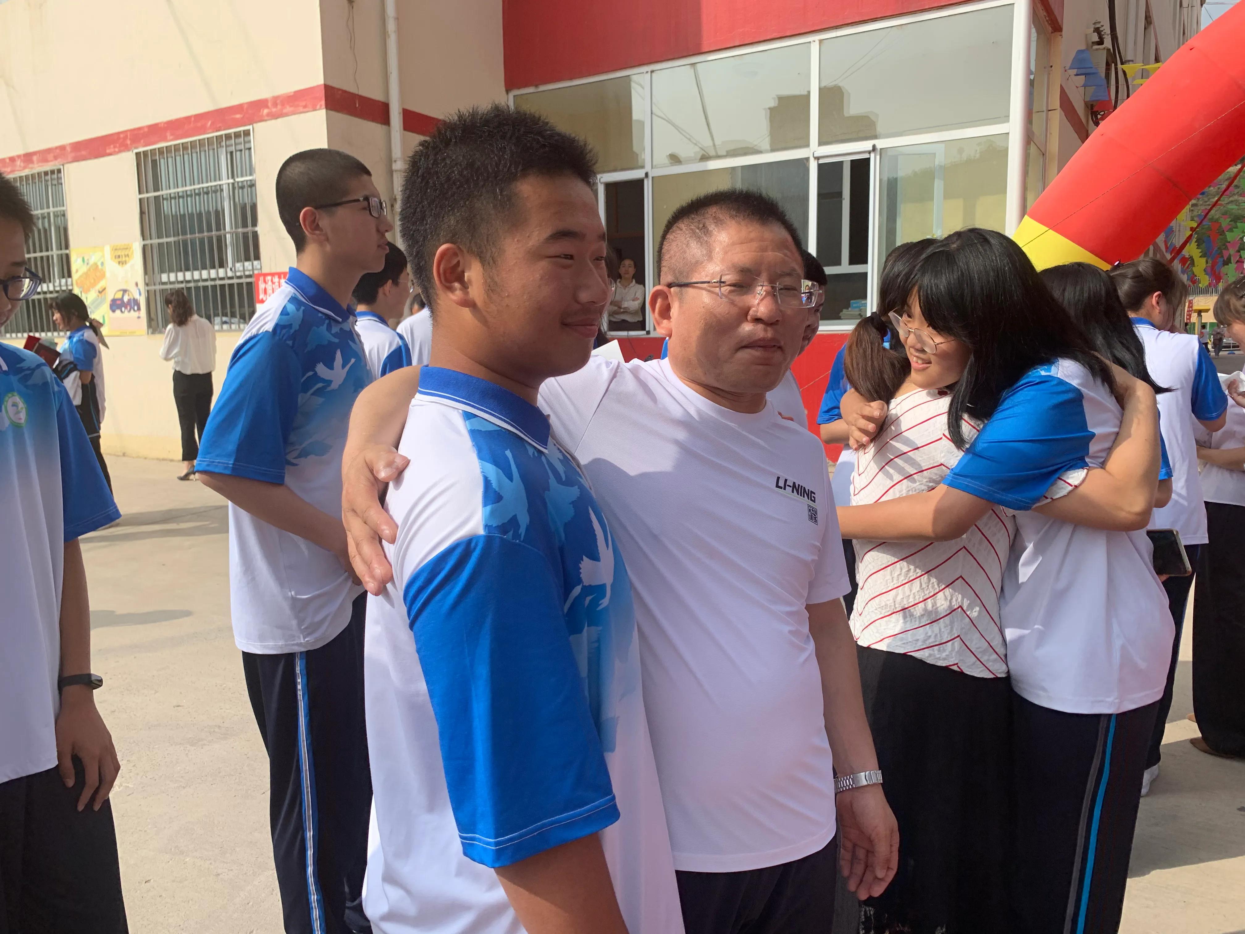 清澗縣昆山中學(xué)舉行2021屆畢業(yè)典禮(圖6) 清澗縣昆山中學(xué)舉行2021屆畢業(yè)典禮(圖6)