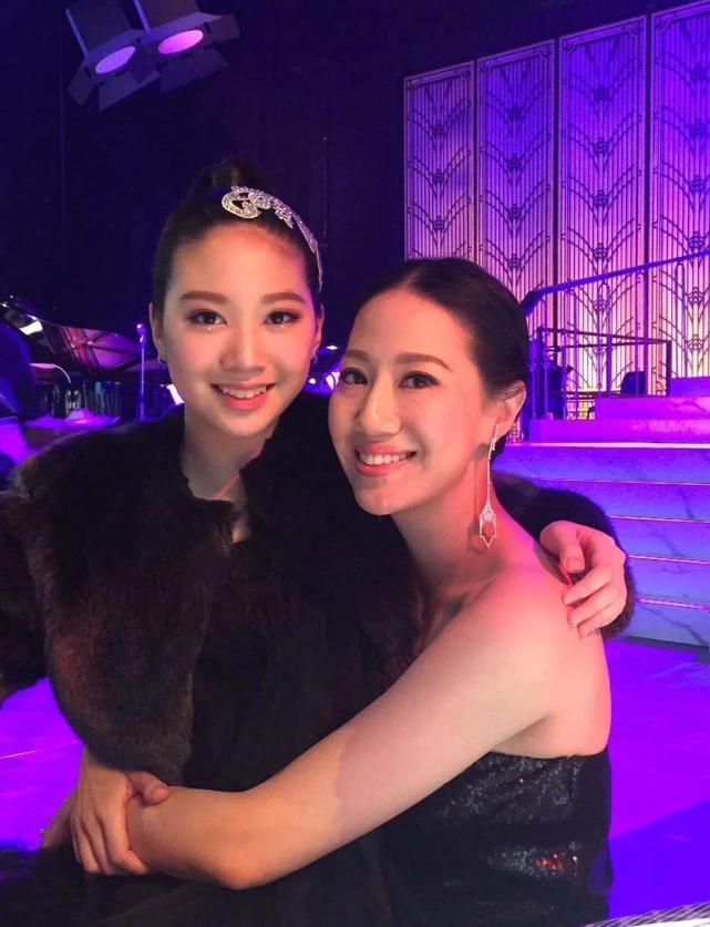 甄子丹一家四口逛街，羡慕女儿身材长相，和小18岁的娇妻