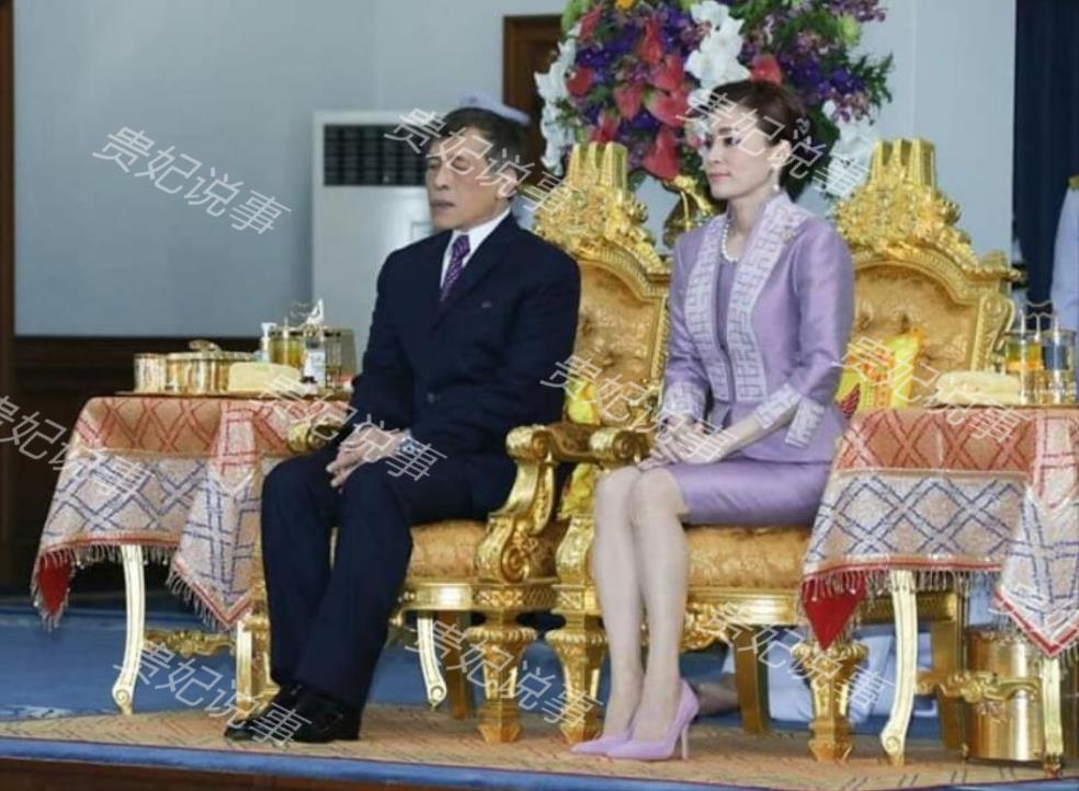 苏提达夺回主动权！香芋紫礼服温柔入骨，泰王主动牵手安抚王后