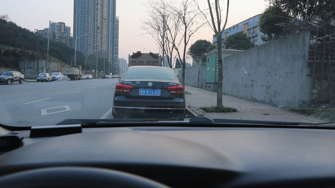 新手開車時如何判斷與前車的距離，老司機教你一招，建立車感