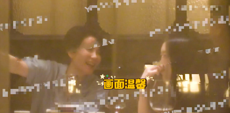 王菲现身聚会兴致高，和李嫣搭话烟酒不离手，