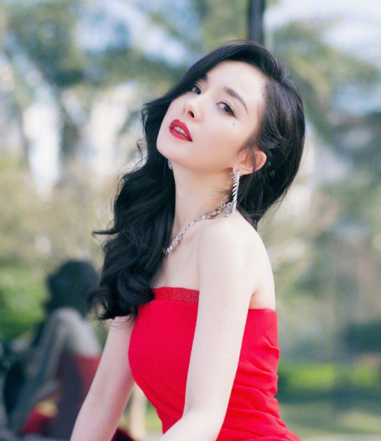 当杨幂和秦岚同穿抹胸裙，原来少女和大妈就差了个天鹅颈的距离
