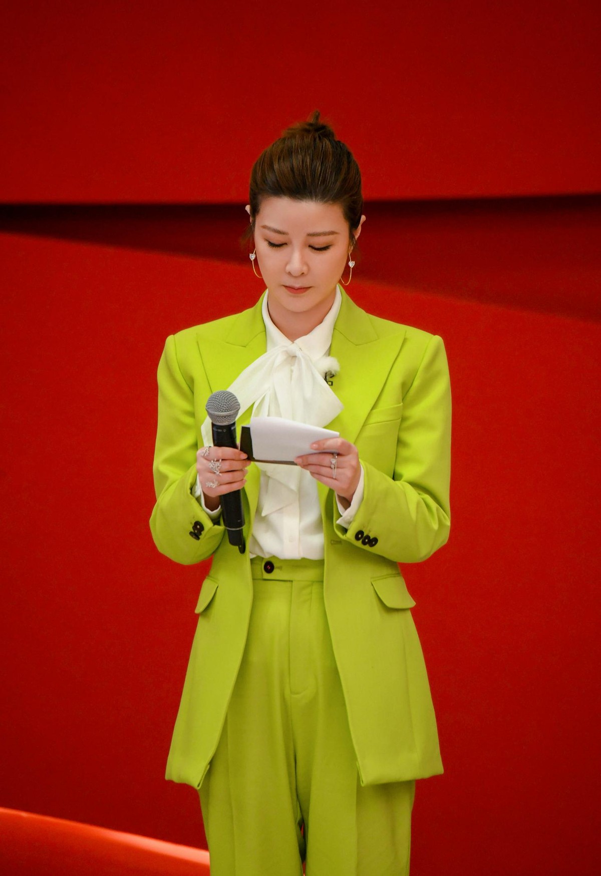 杜华又穿西装亮相，40岁还穿得花花绿绿，网友：不出道可惜了