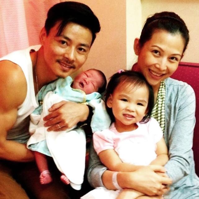 蔡少芬帶兒女做麵包個個顏值高，住宅逼仄5口人沒多少活動空間