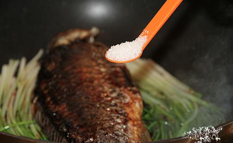 图片[7]-葱烧鲫鱼的做法步骤图 吃的连汤都不剩的鲫鱼做法 非常入味没-起舞食谱网