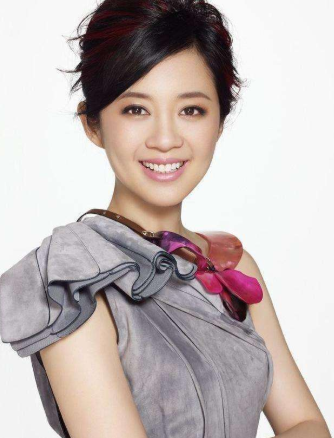 她是倪萍的接班人许戈辉，本前途一片光明，为