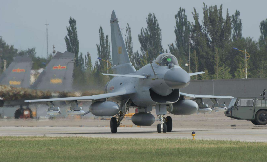 中国军工最闪亮的C位：那个穿背心的男人是谁？