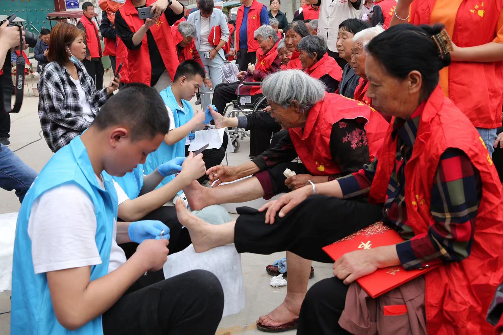 å­æ¥¼æç¬¬äºå±ä¸­åæ¯äº²èåæ»¡ç¤¼æ