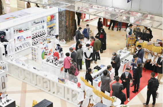 大运会特许商品首家商场特许形象店 双十一伊藤双楠店开业