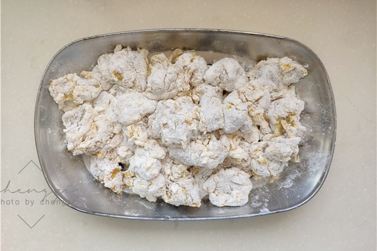 年轻人爱吃的炸鸡，原来这么简单，外壳酥脆不回软，搭配啤酒绝了